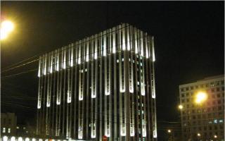 Фото идеи освещения фасада загородного дома Цветная подсветка зданий